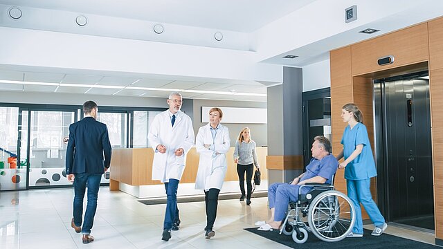 Krankenhausflur mit Menschen