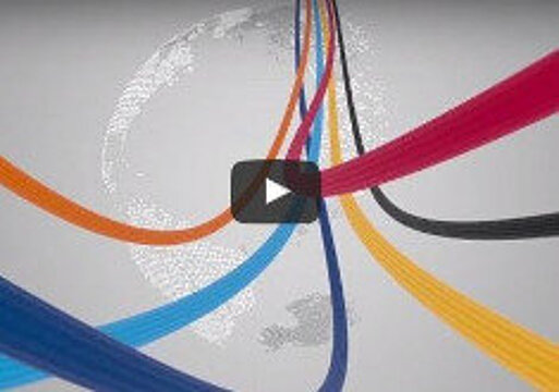 Screenshot: eine graue Weltkugel, über die bunte Seile (in den Farben des Knotens im G20-Logo) dem Betrachter entgegen fliegen