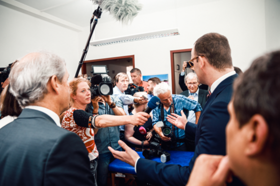 Bundesgesundheitsminister Jens Spahn steht in einer Gruppe von Journalisten und wird interviewt.